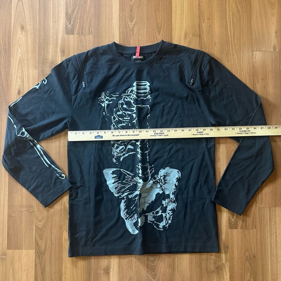 NWT Skeleton Butterfly Zipper Cutout Long-Sleeve
T-Shirt Hot Topic 💀 - Picture 2 of 8